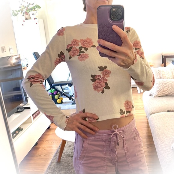 💕Super Cute Wafered Long Sleeved Crop Tope with Roses Retro colors💕 - Picture 7 of 11